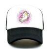 Une casquette de baseball noire et blanche avec un motif de licorne. La licorne est blanche avec une crinière et une queue arc-en-ciel. Elle porte un collier de fleurs et un nœud jaune sur la tête.