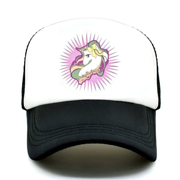 casquette-licorne-kawaii-noir-1a.jpg Une casquette de baseball noire et blanche avec un motif de licorne. La licorne est blanche avec une crinière et une queue arc-en-ciel. Elle porte un collier de fleurs et un nœud jaune sur la tête.