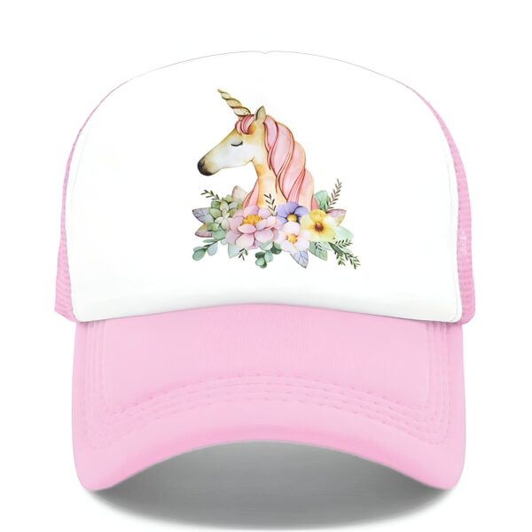 casquette-licorne-rose-1a.jpg Une casquette de baseball rose avec un motif de licorne. La licorne est blanche avec une crinière et une queue roses. Elle est entourée de fleurs et de feuilles.
