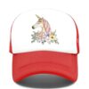 Une casquette de baseball rouge avec un motif de licorne. La licorne est blanche avec une crinière et une queue roses. Elle est entourée de fleurs et de feuilles.
