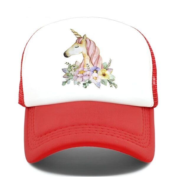 casquette-licorne-rouge-1a.jpg Une casquette de baseball rouge avec un motif de licorne. La licorne est blanche avec une crinière et une queue roses. Elle est entourée de fleurs et de feuilles.