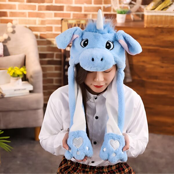 chapeau-licorne-chaud-pour-filles-en-hiver-1a.jpg Une femme portant un bonnet licorne bleu avec des oreilles tombantes et des pattes de fourrure pendantes., 45501624451327 | Licorne Shop