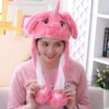 chapeau-licorne-rose-chaud-pour-l-hiver-1a.jpg Jeune femme souriante portant un bonnet d'hiver rose en forme de licorne avec des oreillettes tombantes en forme de pattes d'animal. Le bonnet a des oreilles de lapin, une corne arc-en-ciel et des yeux de dessin animé. Elle porte un pull rose assorti., 45501690183935 | Licorne Shop