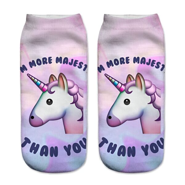 chaussettes-a-motifs-licornes-et-emojis-pour-enfant-et-adulte-1a.jpg Paire de chaussettes courtes à motif d'emoji de licorne avec la phrase "More majest than you". Le fond est dégradé de rose et de violet., 45502261657855 | Licorne Shop