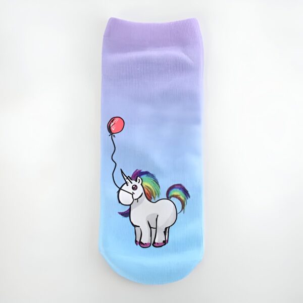 chaussettes-courtes-fantaisie-licorne-et-ballon-1a.jpg Chaussette avec un dessin de licorne tenant un ballon rouge. Le fond de la chaussette a un dégradé de couleurs allant du bleu au violet., 45502256972031 | Licorne Shop