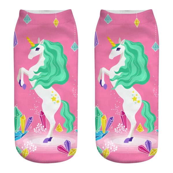 chaussettes-courtes-licorne-a-motifs-colores-1a.jpg Chaussettes roses à motif de licorne blanche avec crinière turquoise, décorées de cristaux multicolores. Idée cadeau féerique et amusante., 45502261231871 | Licorne Shop