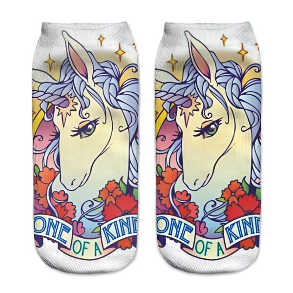 Paire de chaussettes blanches décorées d'une illustration de licorne avec une crinière bleue et des fleurs, portant la mention "One of a kind"., 45502247764223 | Licorne Shop