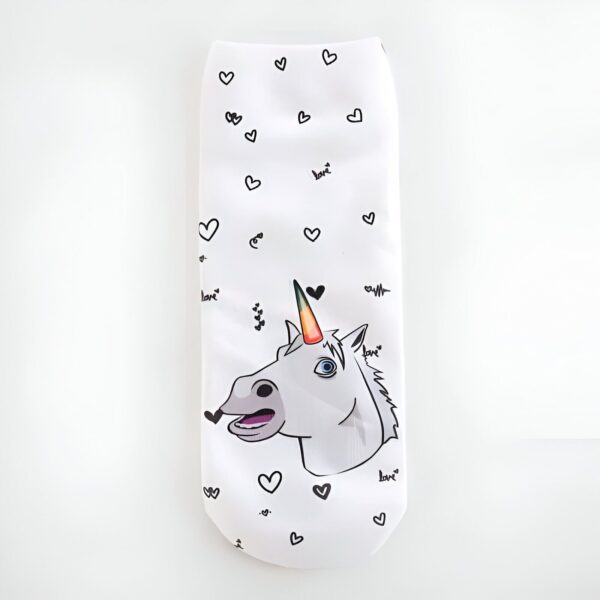 chaussettes-fantaisie-a-tete-de-licorne-1a.jpg Chaussette blanche ornée de cœurs et d'une licorne souriante avec une corne arc-en-ciel, idéale pour un look mignon et tendance., 45502265688319 | Licorne Shop