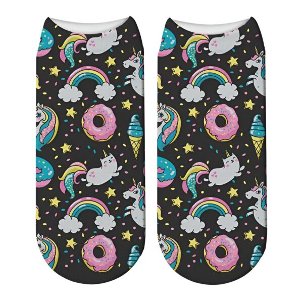 chaussettes-licorne-bleu-marine-fantaisie-en-coton-1a.jpg Paire de chaussettes courtes noires avec un motif fantaisie : licornes, arc-en-ciel, chats, donuts, glaces et étoiles. Design amusant et coloré pour un look original., 45502208737535 | Licorne Shop