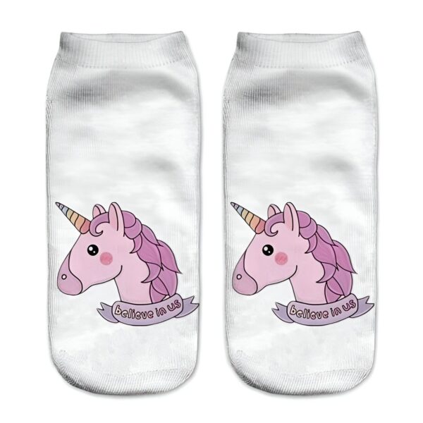 chaussettes-licorne-douces-et-confortables-pour-tout-petits-1a.jpg Deux chaussettes blanches courtes avec un motif de licorne rose tenant une bannière portant l'inscription "believe in us"., 45502252318975 | Licorne Shop