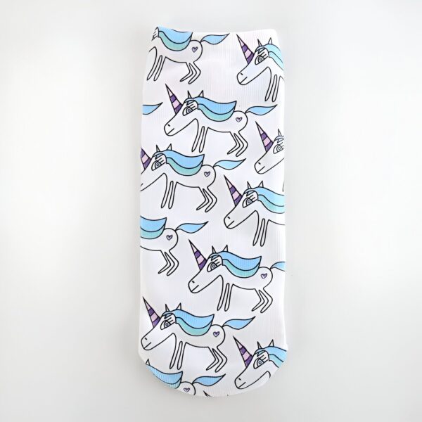 Chaussettes blanches à motifs d'unicorne bleu et violet, idéales pour une touche de fantaisie au quotidien., 45502260543743 | Licorne Shop