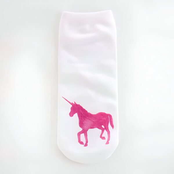 Chaussette blanche courte ornée d'un motif de licorne rose, sur fond uni. Accessoire de mode fantaisie et confortable pour les pieds., 45502203658495 | Licorne Shop