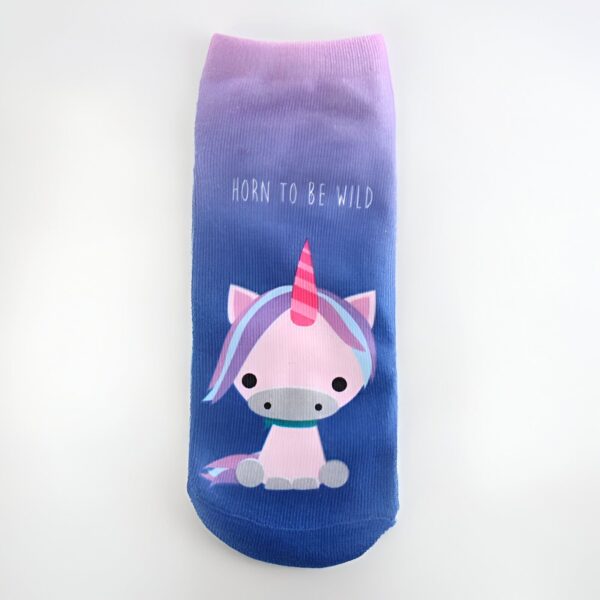 chaussettes-licorne-mignonnes-et-confortables-1a.jpg Chaussette bleue et violette avec un dessin de licorne rose et l'inscription "Horn to be Wild". Accessoire de mode amusant et coloré. Idée cadeau originale., 45502261002495 | Licorne Shop