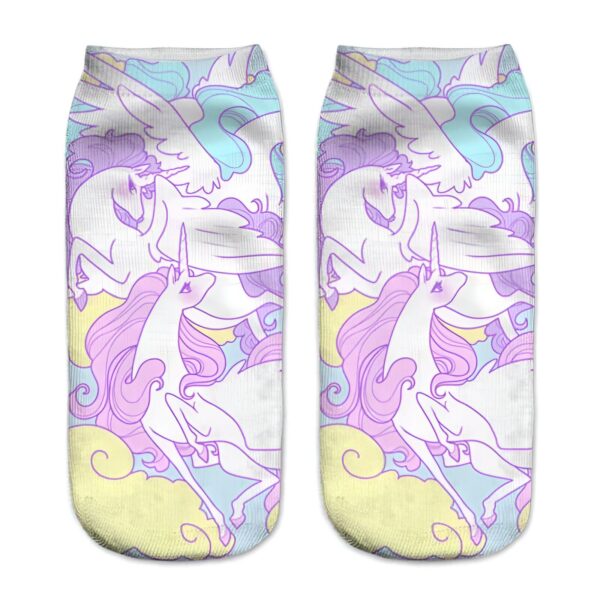chaussettes-licorne-volante-avec-ailes-colorees-1a.jpg Paire de chaussettes blanches courtes avec un motif de licornes blanches aux crinières roses, sur un fond pastel de nuages jaunes et bleus et de motifs violets., 45502252810495 | Licorne Shop