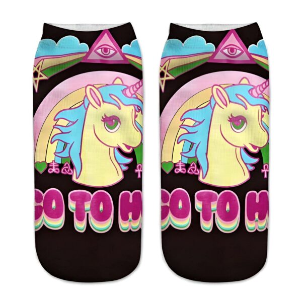 chaussettes-unisexes-motif-licorne-illuminati-1a.jpg Paire de chaussettes courtes noires. Motif licorne jaune et turquoise sur un fond occulte avec arc-en-ciel pastel et symbole d'œil. Style gothique kawaii, idéal pour les amateurs d'art et de mode décalée., 45502202052863 | Licorne Shop