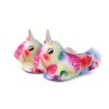 Une paire de pantoufles licorne en peluche arc-en-ciel avec des étoiles.