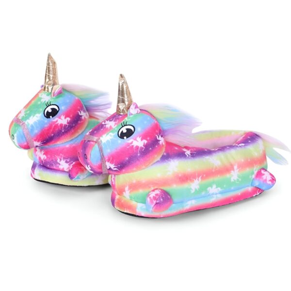 chausson-licorne-animal-unicorne-1a.jpg Une paire de pantoufles licorne en peluche arc-en-ciel avec des yeux bleus et une corne dorée.