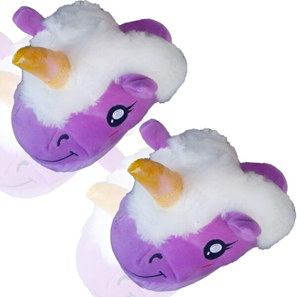 Une paire de pantoufles licorne violettes et blanches avec une corne dorée et un visage souriant.