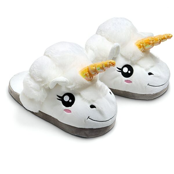 chausson-licorne-confort-blanc-1a-1.jpg Une paire de pantoufles blanches en forme de licorne. Les licornes ont une corne dorée, des yeux bleus et roses et une crinière rose.
