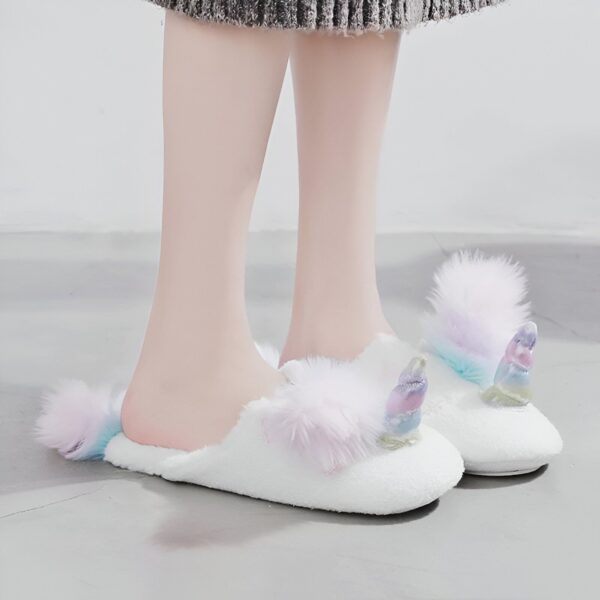 chaussons blancs en forme de licorne avec une corne et une queue arc-en-ciel