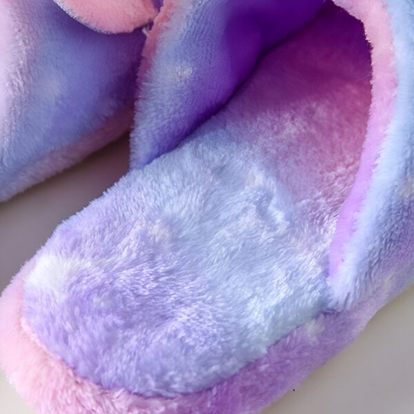 Une paire de pantoufles violettes et roses avec une doublure en fourrure blanche.