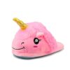 chausson-licorne-femme-rose-1a.jpg Une peluche licorne rose avec une corne dorée et des ailes arc-en-ciel. Elle est souriante et a un clin d'œil.