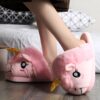 chausson-licorne-femme-rose-2a.jpg chaussons licorne en peluche rose avec une corne dorée et des yeux bleus