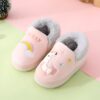 chausson-licorne-fille-montant-rose-1a-1.jpg Une paire de pantoufles licorne en peluche rose avec une corne et une crinière arc-en-ciel.