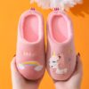 chausson-licorne-fille-rouge-1a.jpg Une paire de pantoufles roses pour enfant avec une licorne brodée sur le dessus. Les pantoufles sont doublées de fourrure rose et ont une semelle antidérapante.