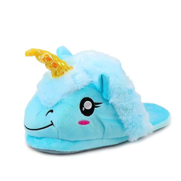 chausson-licorne-homme-5a.jpg Une peluche licorne bleue avec une corne dorée et des ailes roses.