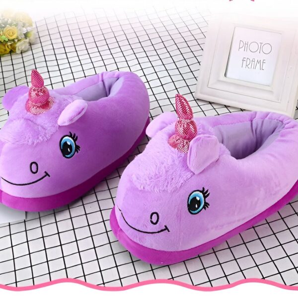 Une paire de pantoufles licorne violettes avec une corne et des yeux.