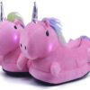 chausson-licorne-lumineux-rose-1a-1.jpg Une paire de pantoufles licorne rose avec des ailes et une corne argentée. Les pantoufles ont des lumières LED dans les joues qui s'allument lorsque vous marchez.