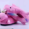 chausson-licorne-lumineux-rose-3a.jpg Une paire de pantoufles licorne en peluche rose avec une corne et une queue arc-en-ciel. Les pantoufles sont éclairées par des LED.