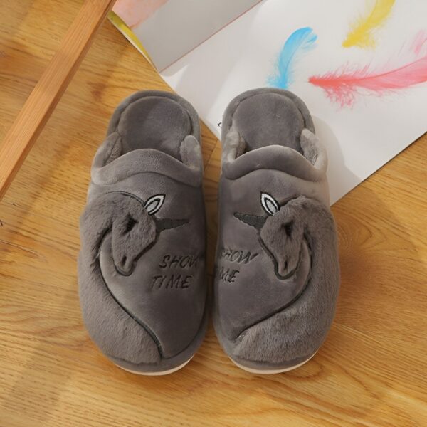 chausson-licorne-noir-1a-1.jpg Une paire de pantoufles grises en forme de licorne. Les pantoufles sont en peluche et ont une semelle antidérapante.