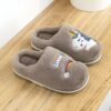 chausson-licorne-petite-fille-marron-1a.jpg Une paire de pantoufles marron en forme de licorne. Les pantoufles sont en peluche et ont une semelle antidérapante. La licorne est brodée sur le dessus des pantoufles.