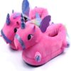 Une paire de pantoufles licorne en peluche rose avec des ailes arc-en-ciel et une corne.