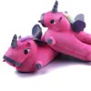 Une paire de pantoufles licorne en peluche rose avec des ailes et une corne.