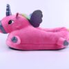Une peluche licorne rose avec des ailes et une corne.