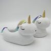 chaussons-licorne-blancs-chauds-et-confortables-du-royaume-uni-1a.jpg Paire de chaussons en forme de licorne blanche avec corne dorée et crinière arc-en-ciel, pour un confort douillet et magique. Accessoires de mode fantaisie et amusants pour se détendre à la maison., 45502197563647,45502197596415,45502197629183,45502197661951,45502197694719,45502197727487,45502197760255,45502197793023,45502197825791 | Licorne Shop