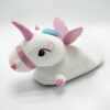 Image de chaussons licorne blancs, avec corne rose scintillante, ailes roses, bride rose et toupet multicolore., 45502199562495,45502199595263,45502199628031,45502199660799,45502199693567,45502199726335,45502199759103,45502199791871,45502199824639 | Licorne Shop