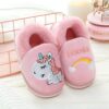 chaussons-licorne-confortables-la-foret-d-amazon-uk-1a.jpg Image de deux pantoufles roses pour enfants avec des motifs de licorne et d'arc-en-ciel brodés., 45502271455487,45502271488255,45502271521023,45502271553791,45502271586559,45502271619327,45502271652095,45502271684863,45502271717631 | Licorne Shop