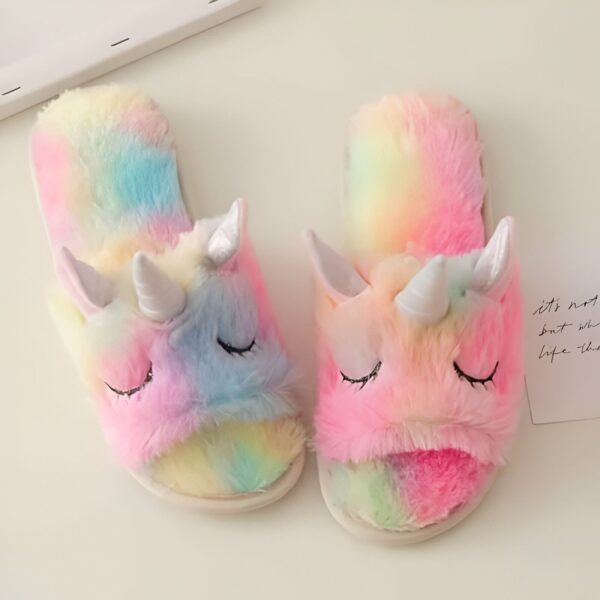 chaussons-licorne-douillets-en-peluche-1a-1.jpg Paire de pantoufles en forme de licorne, multicolores en fourrure douce. Idéales pour se détendre à la maison avec fantaisie et confort., 45502200283391,45502200316159,45502200348927,45502200381695,45502200414463,45502200447231,45502200479999,45502200512767,45502200545535 | Licorne Shop