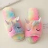 chaussons-licorne-douillets-en-peluche-1a.jpg Paire de pantoufles en forme de licorne, multicolores en fourrure douce. Idéales pour se détendre à la maison avec fantaisie et confort., 45502200283391,45502200316159,45502200348927,45502200381695,45502200414463,45502200447231,45502200479999,45502200512767,45502200545535 | Licorne Shop