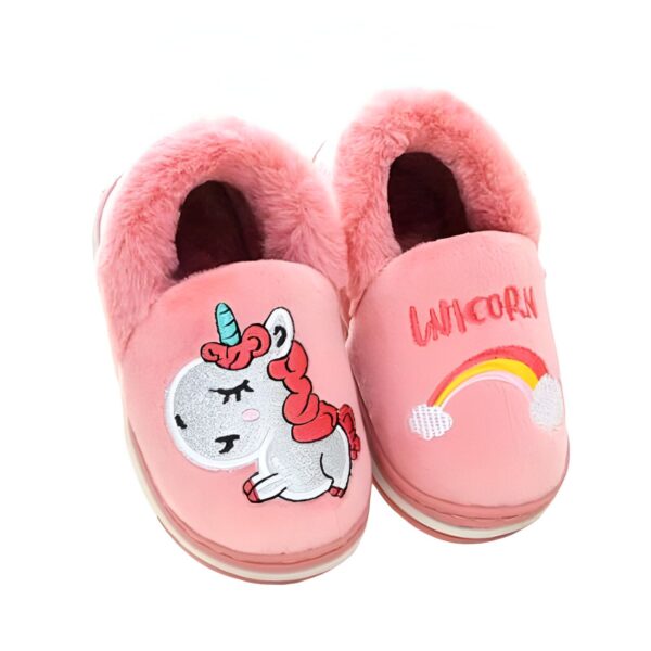 chaussons-licorne-douillets-et-chauds-pour-enfants-1a-1.jpg Paire de chaussons roses en forme de mules décorés avec un motif de licorne brodé et une bordure en fausse fourrure., 45502186586367,45502186619135,45502186651903,45502186684671,45502186717439,45502186750207,45502186782975,45502186815743,45502186848511 | Licorne Shop