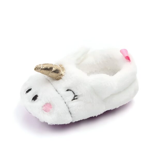 Image d'une pantoufle bébé blanche en forme de licorne avec une corne dorée, des joues roses et des yeux brodés. Chaussure d'intérieur confortable et amusante pour enfants., 45502283546879,45502283579647,45502283612415,45502283645183,45502283677951,45502283710719,45502283743487,45502283776255,45502283809023 | Licorne Shop