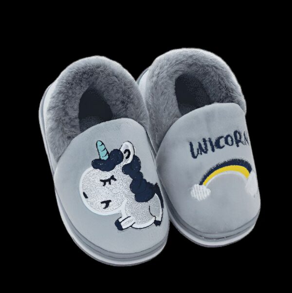chaussons-licorne-doux-pour-tout-petits-1a_d843ea01-14dd-431c-9ae8-8e5a6592b9e6-1.jpg Paire de chaussons gris pour enfant, avec motif licorne brodé sur l'un et arc-en-ciel sur l'autre. Intérieur douillet en fausse fourrure grise. Chaussons confortables et amusants pour les enfants., 45502278926591,45502278959359,45502278992127,45502279024895,45502279057663,45502279090431,45502279123199,45502279155967,45502279188735 | Licorne Shop