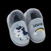 chaussons-licorne-doux-pour-tout-petits-1a_d843ea01-14dd-431c-9ae8-8e5a6592b9e6.jpg Paire de chaussons gris pour enfant, avec motif licorne brodé sur l'un et arc-en-ciel sur l'autre. Intérieur douillet en fausse fourrure grise. Chaussons confortables et amusants pour les enfants., 45502278926591,45502278959359,45502278992127,45502279024895,45502279057663,45502279090431,45502279123199,45502279155967,45502279188735 | Licorne Shop