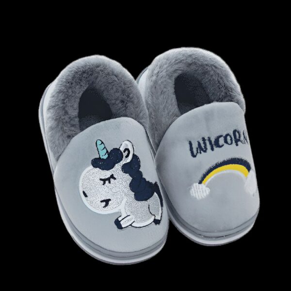 Paire de chaussons gris pour enfant, avec motif licorne brodé sur l'un et arc-en-ciel sur l'autre. Intérieur douillet en fausse fourrure grise. Chaussons confortables et amusants pour les enfants., 45502278926591,45502278959359,45502278992127,45502279024895,45502279057663,45502279090431,45502279123199,45502279155967,45502279188735 | Licorne Shop