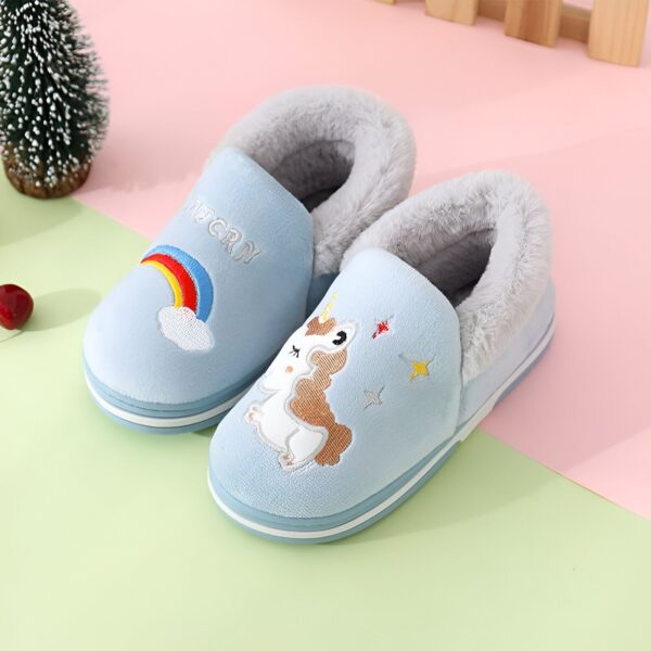 chaussons-licorne-en-peluche-1a.jpg Pantoufles bleues pour enfants avec motifs brodés de licornes et d'arcs-en-ciel. Chaussons d'intérieur confortables et douillets., 45502273650943,45502273683711,45502273716479,45502273749247,45502273782015,45502273814783,45502273847551,45502273880319,45502273913087 | Licorne Shop