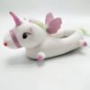 chaussons-licorne-en-peluche-avec-ailes-pour-enfant-1a.jpg Pantoufle licorne blanche avec des ailes roses et une crinière arc-en-ciel., 45502183899391,45502183932159,45502183964927,45502183997695,45502184030463,45502184063231,45502184095999,45502184128767,45502184161535 | Licorne Shop